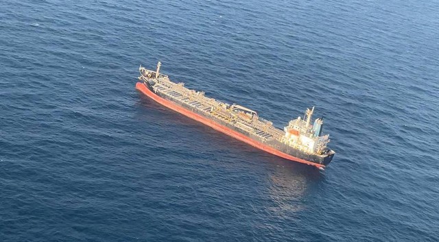 Kapal tanker CHEM PLUTO, kapal tanker kimia berbendera Liberia, yang diduga terafiliasi perusahaan Israel dihantam drone Iran di Samudra Hindia Foto: X/@IndiaCoastGuard