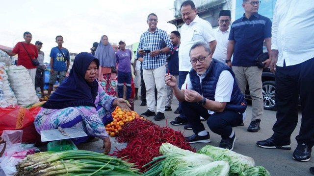 Mendag Zulhas saat di Pasar Batu Merah Ambon. Foto: Kemendag RI