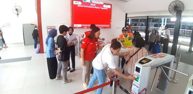 Calon penumpang KRL Jogja-Solo saat melakukan tap in di Stasiun Yogyakarta. Foto: Len/Tugu Jogja