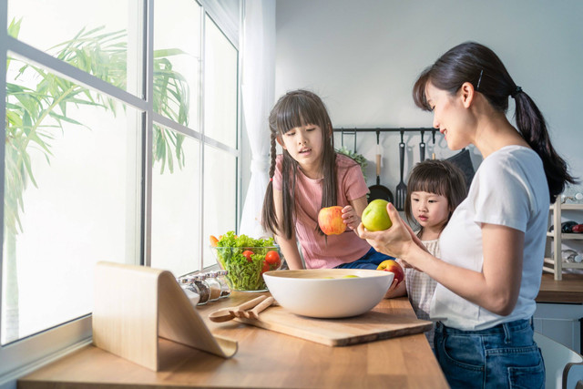 Ibu memasak bersama anak. Foto: Shutterstock