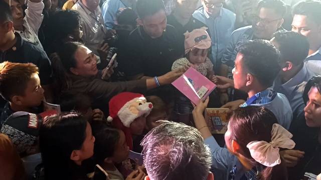 Gibran Rakabumig Raka dikelilingi warga saat ibadan natal bersama di Minahasa, Sabtu (23/12) malam.