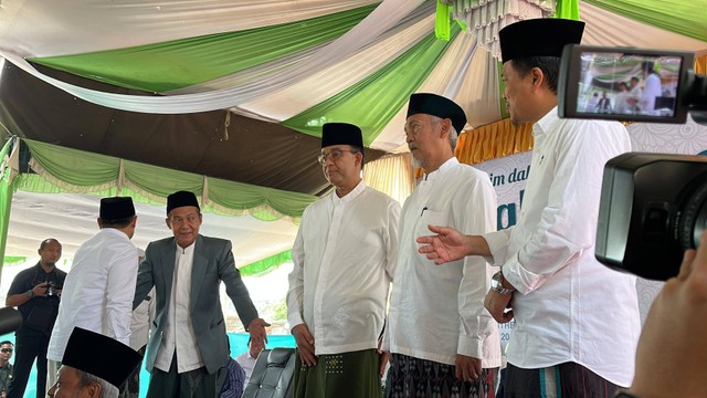 Anies Baswedan dan Muhaimin Iskandar menghadiri istighosah kubro masyayich dan alumni Ponpes Lirboyo di Kabupaten Semarang, Minggu (24/12/2023). Foto: Haya Syahira/kumparan