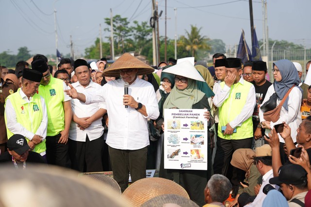 Capres nomor urut 1 Anies Baswedan berkunjung ke petani-petani di Desa Salakbrajo, Pekalongan, Minggu (24/12/2023). Foto: Dok. Istimewa