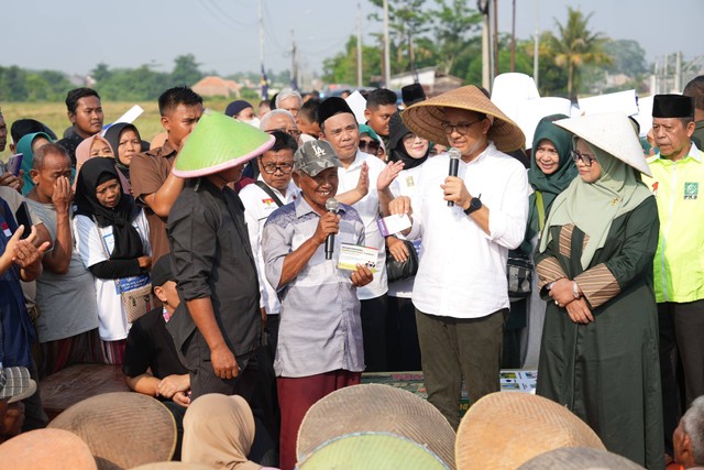 Capres nomor urut 1 Anies Baswedan berkunjung ke petani-petani di Desa Salakbrajo, Pekalongan, Minggu (24/12/2023). Foto: Dok. Istimewa