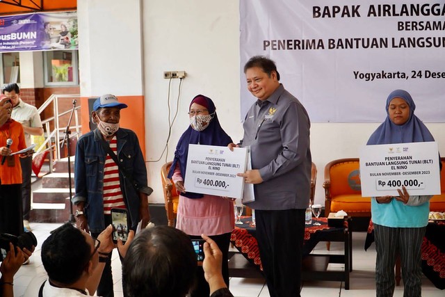 Menteri Koordinator Bidang Perekonomian Airlangga Hartarto dalam Temu Wicara Bersama Masyarakat Yogyakarta Penerima Bantuan Langsung Tunai (BLT) El Nino di Kantor Pos Cabang Utama Yogyakarta, Minggu (24/12/2023).  Foto: Kemenko Perekonomian