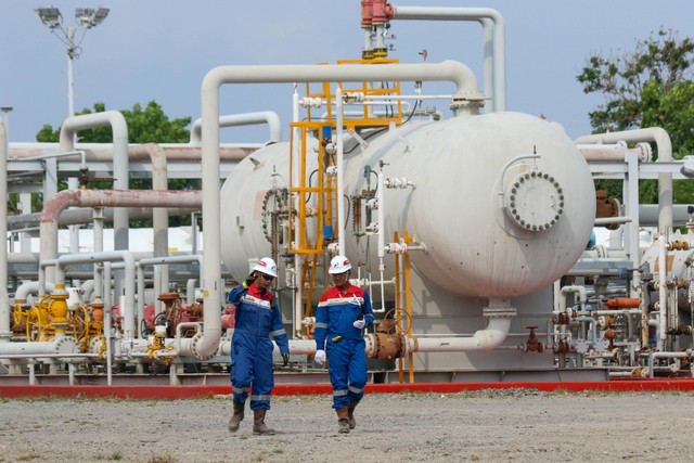 Pekerja mengecek lokasi penerapan teknologi Carbon Capture Utilization and Storage (CCUS) di Pertamina EP Sukowati Field, Bojonegoro, Jawa Timur. Foto: Budi Candra Setya/ANTARA FOTO