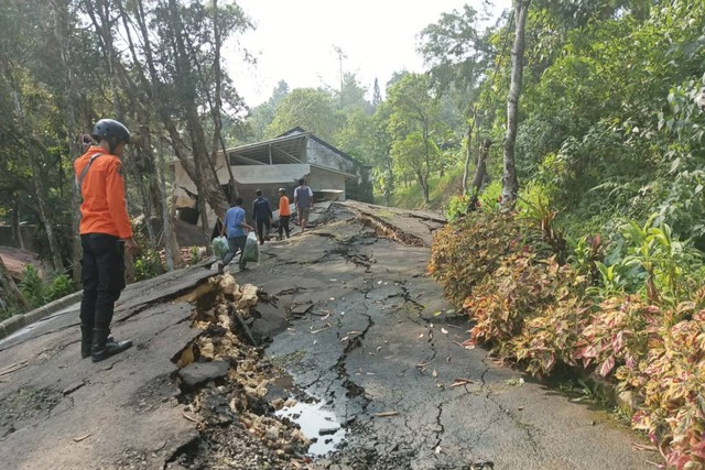Jalan di Kecamatan Megamendung, Kabupaten Bogor, Jawa Barat, rusak akibat pergerakan tanah, Minggu (24/12/2023). Foto: BPBD