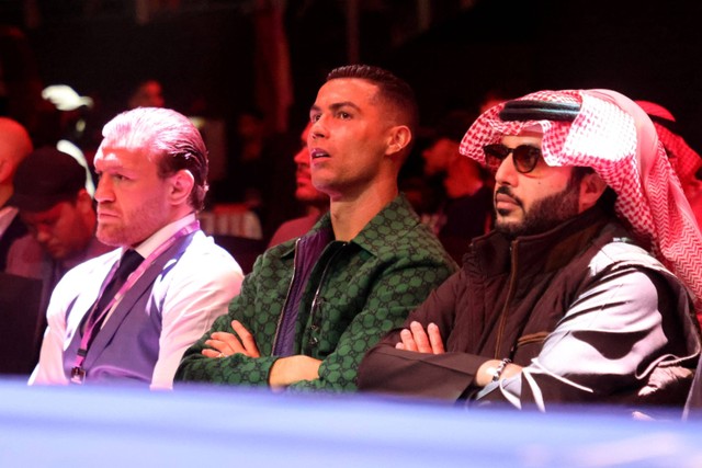 Conor McGregor, Cristiano Ronaldo dan Turki Alalshikh menyaksikan pertandingan tinju antara Anthony Joshua melawan Otto Wallin di Kingdom Arena, Riyadh, Arab Saudi, Sabtu (23/12/2023). Foto: Ahmed Yosri/REUTERS