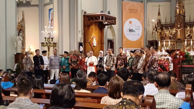 Pj Gubernur DKI Heru Budi Hartono bersama Sekda hingga Forkopimda meninjau misa Natal di Gereja Katedral Jakarta, Minggu (24/12/2023). Foto: Annisa Thahira Madina/kumparan