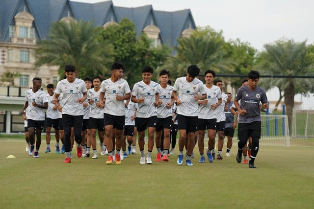 Timnas U-20 Indonesia memulai pemusatan latihan (TC) di Lapangan Aspire Academy 2, Doha, Qatar, Sabtu (23/12/2023). Foto: PSSI