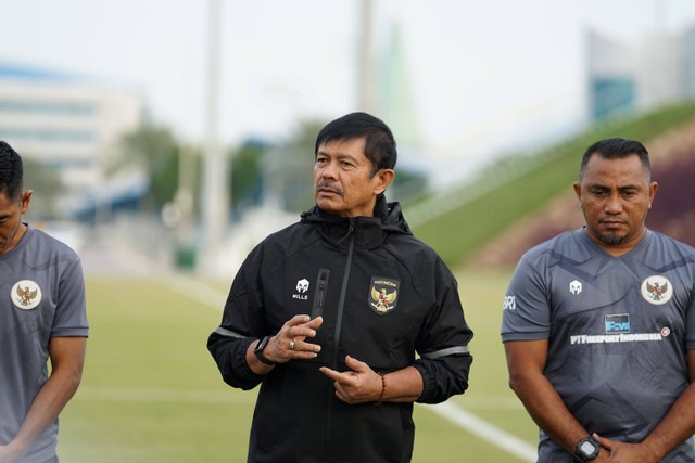 Indra Sjafri pimpin pemusatan latihan (TC) Timnas U-20 Indonesia di Lapangan Aspire Academy 2, Doha, Qatar, Sabtu (23/12/2023). Foto: PSSI