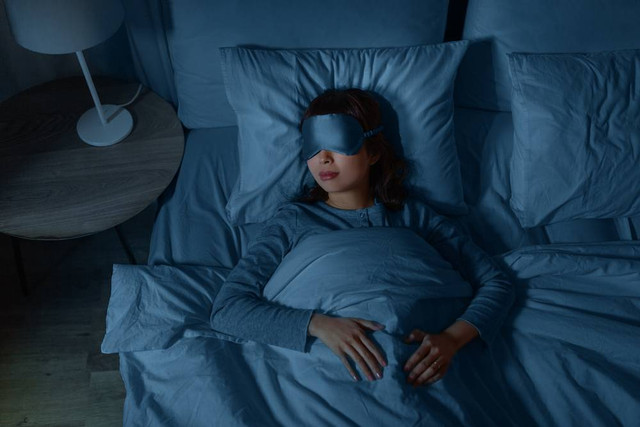 Ilustrasi tidur memakai masker mata atau eye mask. Foto: Ground Picture/Shutterstock