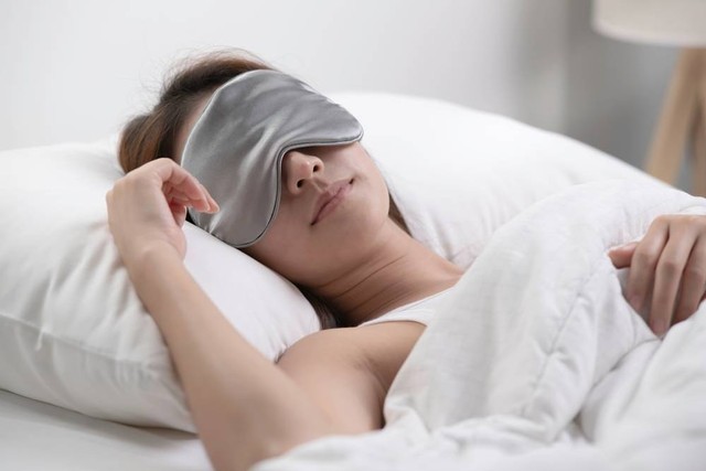 Ilustrasi tidur memakai masker mata atau eye mask. Foto: amenic181/Shutterstock