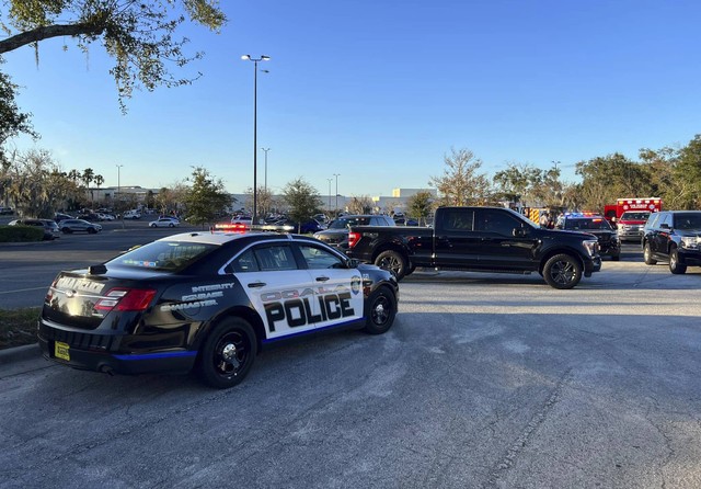 Polisi berjaga usai  penembakan di Paddock Mall di Ocala, Florida, Orlando, Sabtu (23/12/2023). Foto: Jeff Walczak/Ocala Police Department via AP