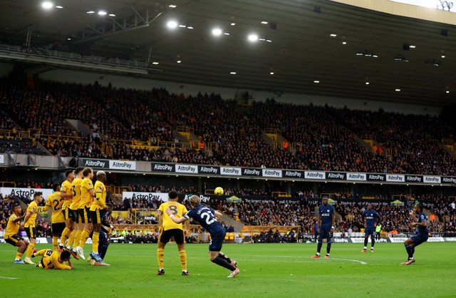 Pemain Chelsea Raheem Sterling melakukan tendangan bebas saat pertandingan di Molineux Stadium, Wolverhampton, Inggris. Foto: Carl Recine/Reuters