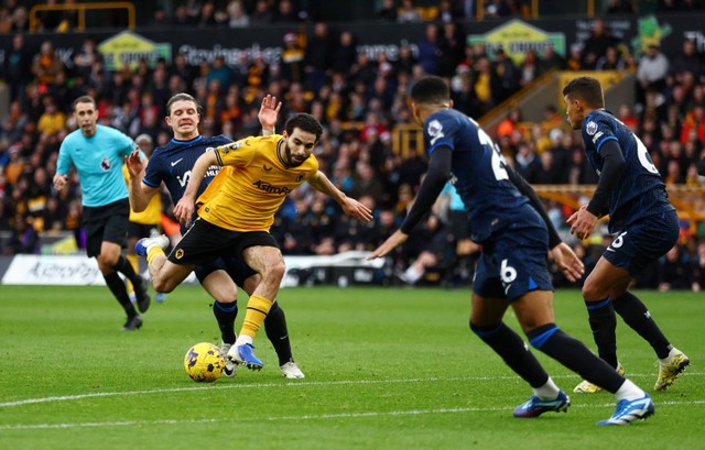 Pemain Chelsea Conor Gallagher melakukan pelanggaran terhadap Rayan Ait-Nouri dari Wolverhampton Wanderers saat pertandingan di Molineux Stadium, Wolverhampton, Inggris. Foto: Andrew Boyers/Reuters