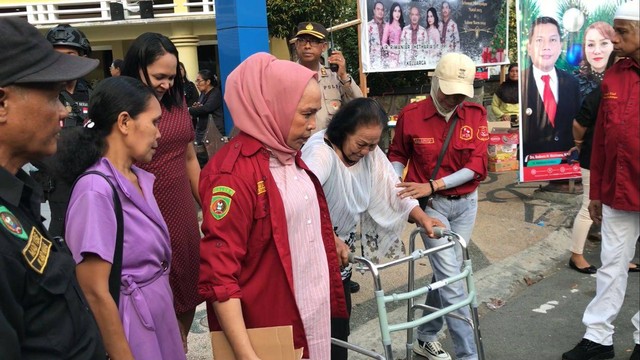 Umat Muslim ikut menjaga gereja Maranatha Ambon, Maluku, Minggu (24/12/2023). Foto: Dok. Istimewa