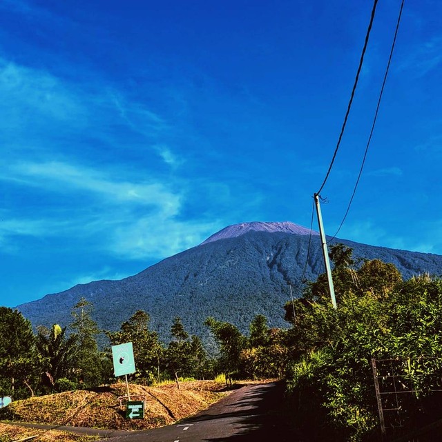 gunung slamet yang terlihat jelas dari bukit tengtung sumber:dokumentasi pribadi