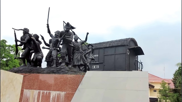 Monumen Gerbong Maut di Bondowoso Sumber : Foto Pribadi