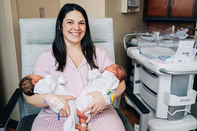 Kelsey Hatcher, ibu asal Alabama yang melahirkan bayi kembar beda hari kelahiran. Foto: Andrea Mabry/University of Alabama at Birmingham Hospital