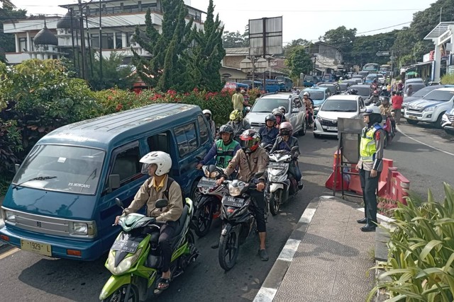 Kepadatan lalu lintas menuju kawasan Puncak, Bogor, Senin (25/12/2023). Foto: kumparan