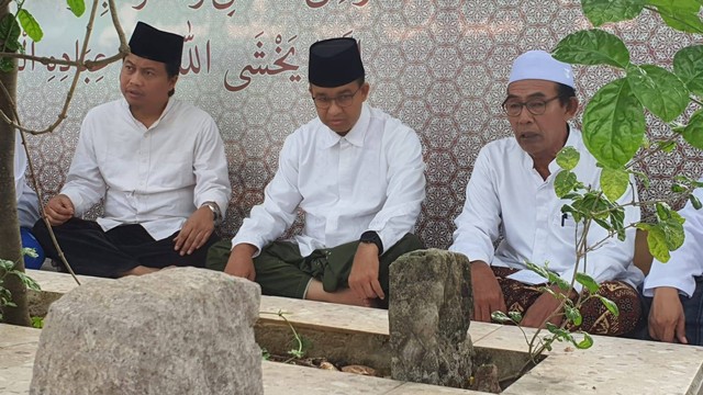 Capres nomor urut 1, Anies Baswedan berziarah ke makam KH. Bisri Mustofa di Kabupaten Rembang, Jawa Tengah, Senin (25/12/2023). Foto: Dok. Istimewa