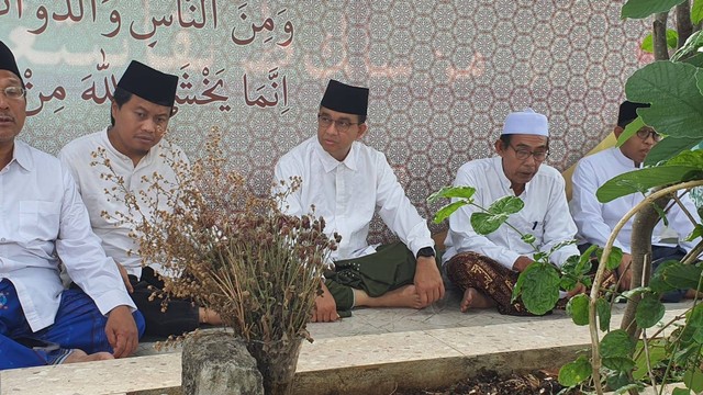 Capres nomor urut 1, Anies Baswedan, berziarah ke makam KH. Bisri Mustofa di Kabupaten Rembang, Jawa Tengah, Senin (25/12/2023). Foto: Dok. Istimewa