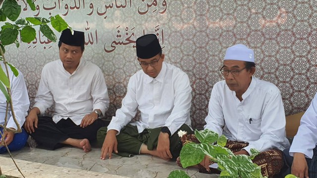 Capres nomor urut 1, Anies Baswedan berziarah ke makam KH. Bisri Mustofa di Kabupaten Rembang, Jawa Tengah, Senin (25/12/2023). Foto: Dok. Istimewa