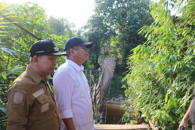 Pj Gubernur Kalbar, Harisson saat mengunjung Jembatan Gantung Ensiang. Foto: Adpim Pemprov Kalbar 