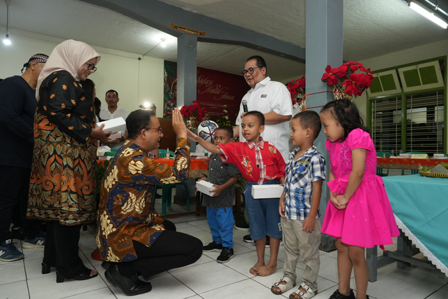 Capres nomor urut 1 Anies Baswedan bersama istrinya Fery Farhati membagikan kado di malam Natal untuk anak-anak panti asuhan Katolik Santo Thomas di Ungaran, Kabupaten Semarang, Jawa Tengah, Minggu (24/12/2023). Foto: Dok. Istimewa