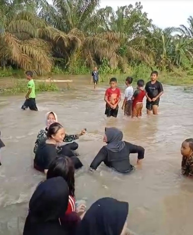 Potret banjir di Indragiri Hulu, Riau. Foto: Polres Indragiri Hulu