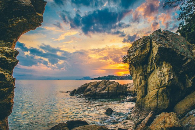 Pantai Srakung. Foto hanya ilustrasi, bukan gambar sebenarnya. Sumber: Unsplash/ Nick Karvounis. 