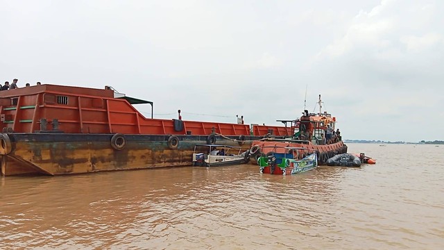 Tim Basarnas Palembang tengah menyisir Sungai Musi Palembang untuk mencari keberadaan Nakhoda Kapal, Foto : Basarnas Palembang