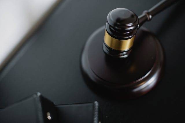 Ilustrasi contoh keadilan legal. Sumber: Unsplash/Sora Shimazaki