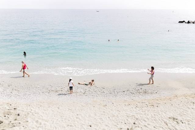 Pantai dekat Bandung. Foto hanya ilustrasi, bukan tempat sebenarnya. Sumber: Unsplash/Florencia Potter