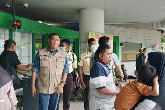 Letnan Jenderal TNI (Purn) Sjafrie Sjamsoedin menjenguk Tokoh masyarakat yang ditenbak OTK di RSU dr Soetomo Surabaya. Foto: Mili.id