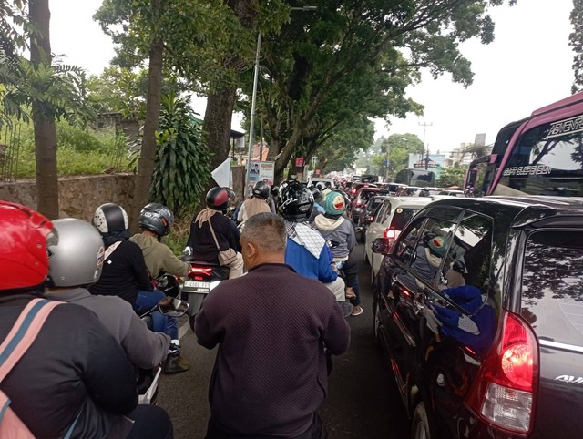 21 Ribu Kendaraan Masuk Puncak: Lalu Lintas Padat, Polisi Terapkan One ...