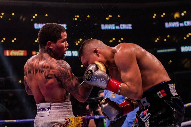 Gervonta Davis (kiri) melawan Isaac Cruz dalam perebutan gelar WBA kelas ringan di Staples Center, Los Angeles, Amerika Serikat, pada 5 Desember 2021. Foto: Apu Gomez/AFP