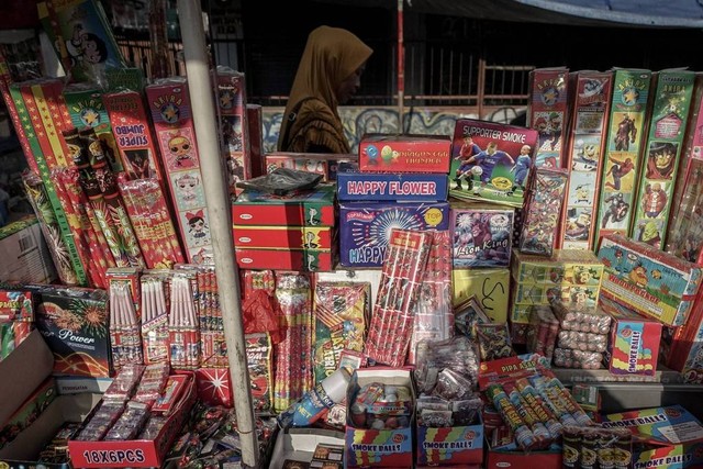 Ilustrasi penjual petasan dan kembang api. Foto: Jamal Ramadhan/kumparan