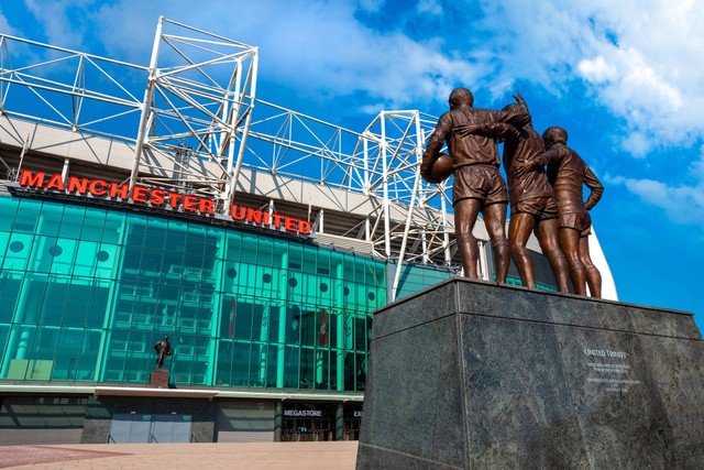 Patung perunggu United Trinity di stadion Old Trafford, Manchester, Inggris. Sumber: https://www.istockphoto.com