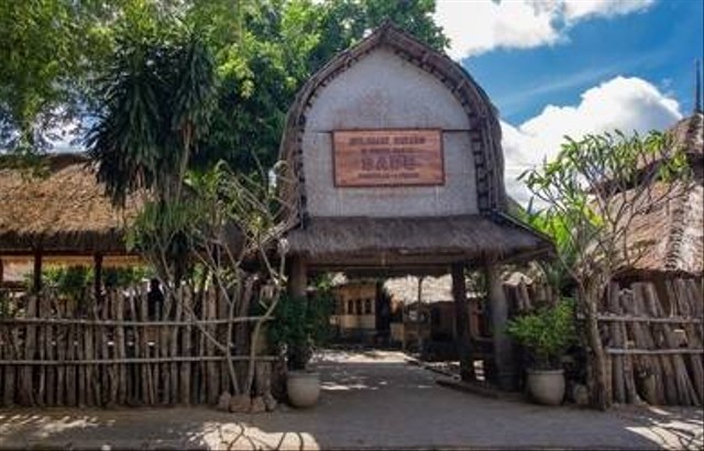 Tampak Depan Desa Adat Sade Suku Sasak https://www.shutterstock.com/image-photo/ice-tea-drink-blur-background-2141482789