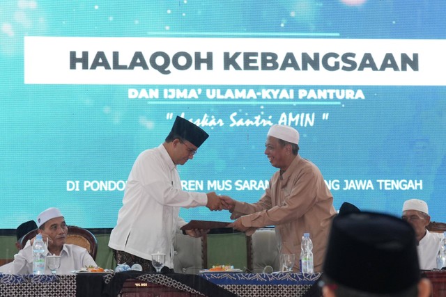 Capres nomor urut 1 Anies Baswedan menerima 'Risalah Sarang' dari KH Said Abdurrochim. Foto: Dok. Istimewa