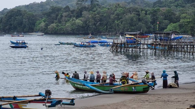 Para Nelayan Penjaring Ikan di Pantai Timur, Pangandaran, Jawa Barat. Dok: Pribadi/Nazwa