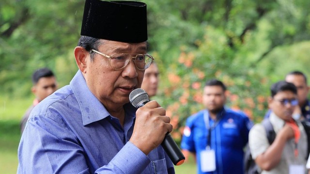 Ketua Umum Partai Demokrat Agus Harimurti Yudhoyono (AHY) bersama ayahnya sekaligus Presiden ke-6 Republik Indonesia Susilo Bambang Yudhoyono (SBY) berziarah ke Makam Kuburan Massal Siron, Aceh, Senin (25/12/2023). Foto: Partai Demokrat