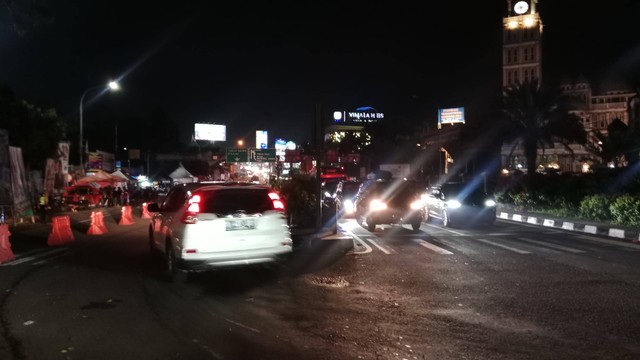 Lalu lintas di Puncak, Bogor, kembali berlaku dua arah, Senin (25/12) malam. Foto: kumparan