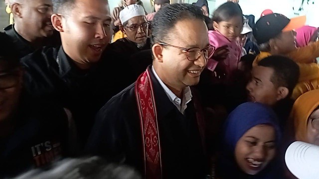 Capres nomor urut 01 Anies Baswedan tiba di Bandara Internasional Supadio, Kubu Raya, Kalimantan Barat dan melakukan prosesi adat Potong Pantan, Selasa (26/12/2023). Foto: Fadlan Nuril Fahmi/kumparan