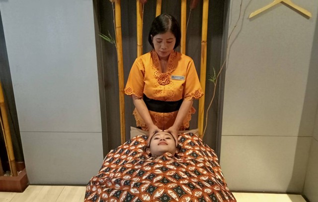 Batak Massage dimulai dari kepala, leher, badan, tangan, dan berakhir di kaki. Sementara, spa pada umumnya dimulai dari kaki dan berakhir di kepala. Foto-foto: Masruroh/Basra