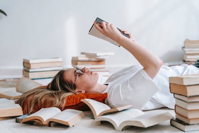 Foto oleh George Milton: https://www.pexels.com/id-id/foto/wanita-kabur-muda-mahasiswa-7034697/