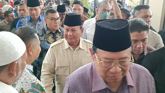 Menteri Pertahanan Prabowo Subianto bersama Presiden ke-6 Susilo Bambang Yudhoyonomenghadiri acara silaturahmi ulama dan tokoh masyarakat Aceh sekaligus memperingati 19 tahun Tsunami Aceh di Hotel Hermes Palace, Banda Aceh, Aceh, Selasa (26/12/2023). Foto: Zamachsyari/kumparan