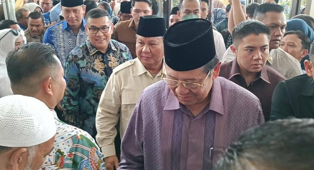 Menteri Pertahanan Prabowo Subianto bersama Presiden ke-6 Susilo Bambang Yudhoyono menghadiri acara silaturahmi ulama dan tokoh masyarakat Aceh sekaligus memperingati 19 tahun Tsunami Aceh di Hotel Hermes Palace, Banda Aceh, Aceh, Selasa (26/12/2023). Foto: Zamachsyari/kumparan